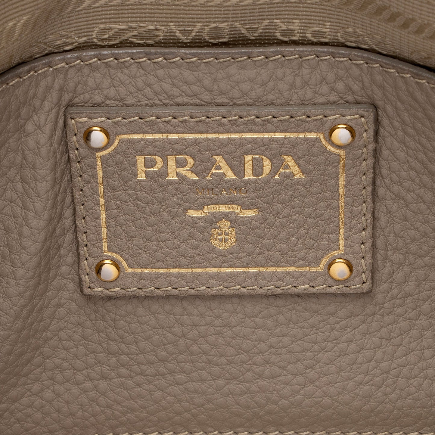 Prada Vitello Daino Tote (SHF-OaeyYr)