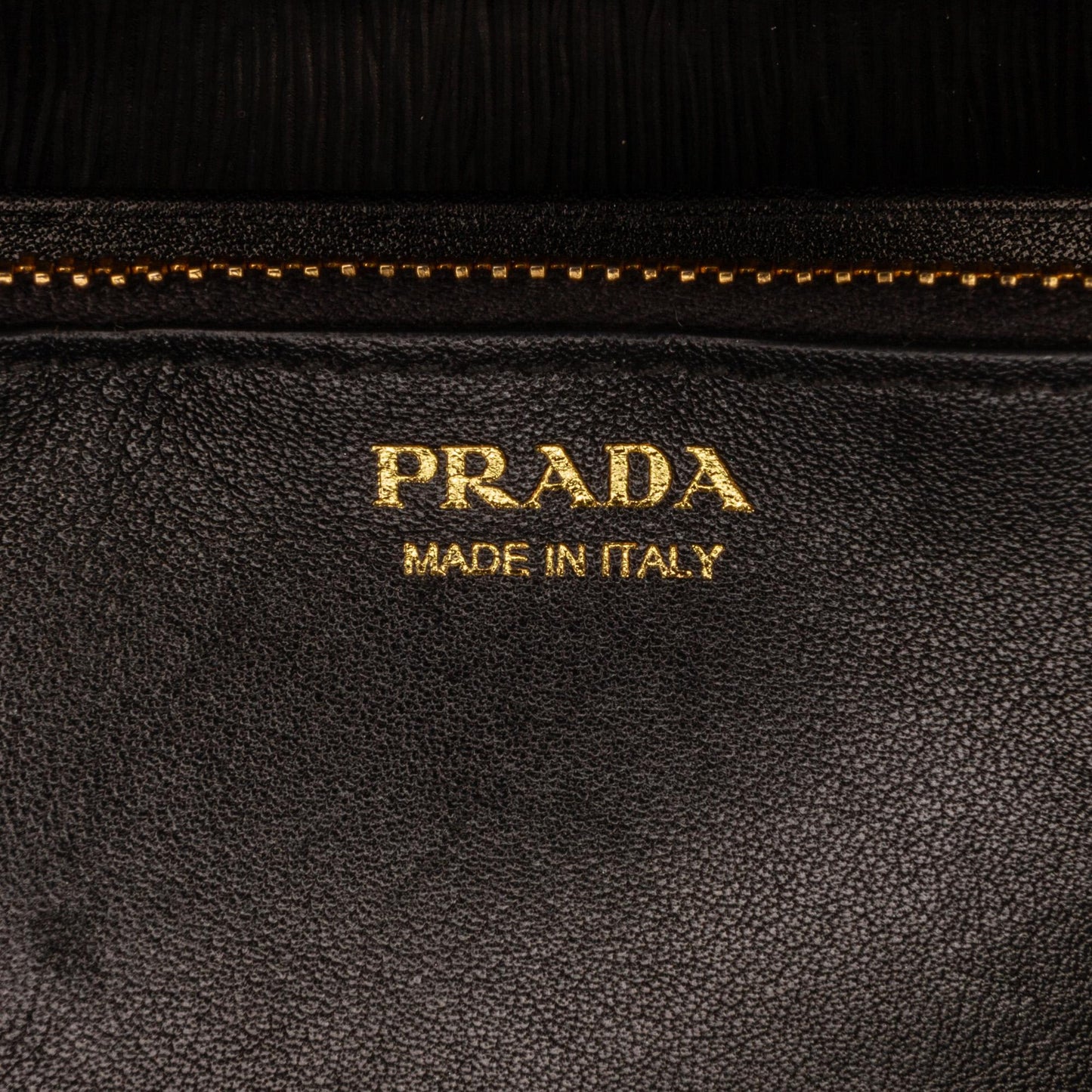 Prada Vitello Move Wallet On Chain (SHG-nOiYON)