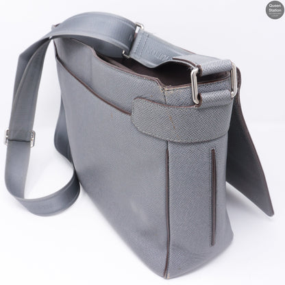 Louis-vuitton Roman GM Glacier Gray Taiga Leather