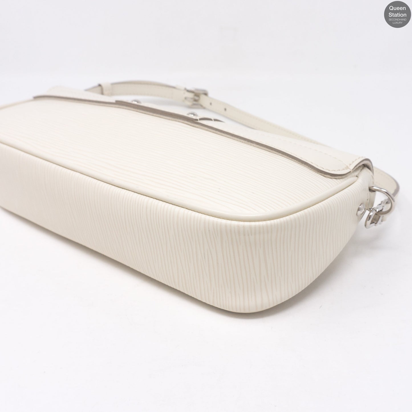 Louis-vuitton Montaigne Pochette White Epi