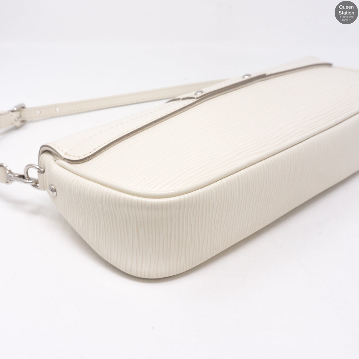 Louis-vuitton Montaigne Pochette White Epi