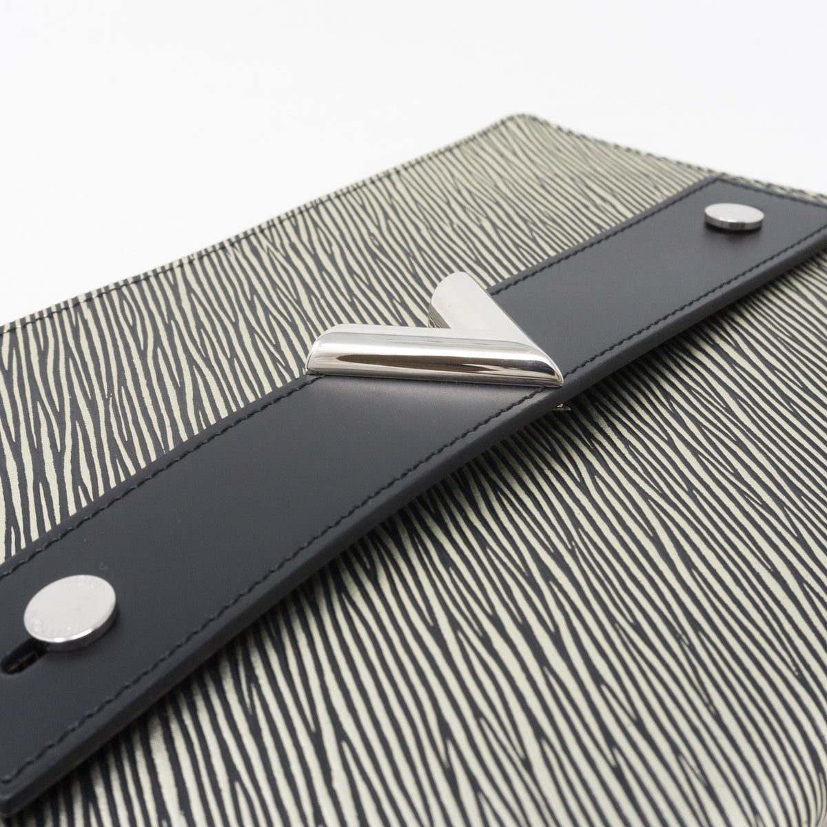 Louis-vuitton Essentials V Pochette Platine Epi Leather