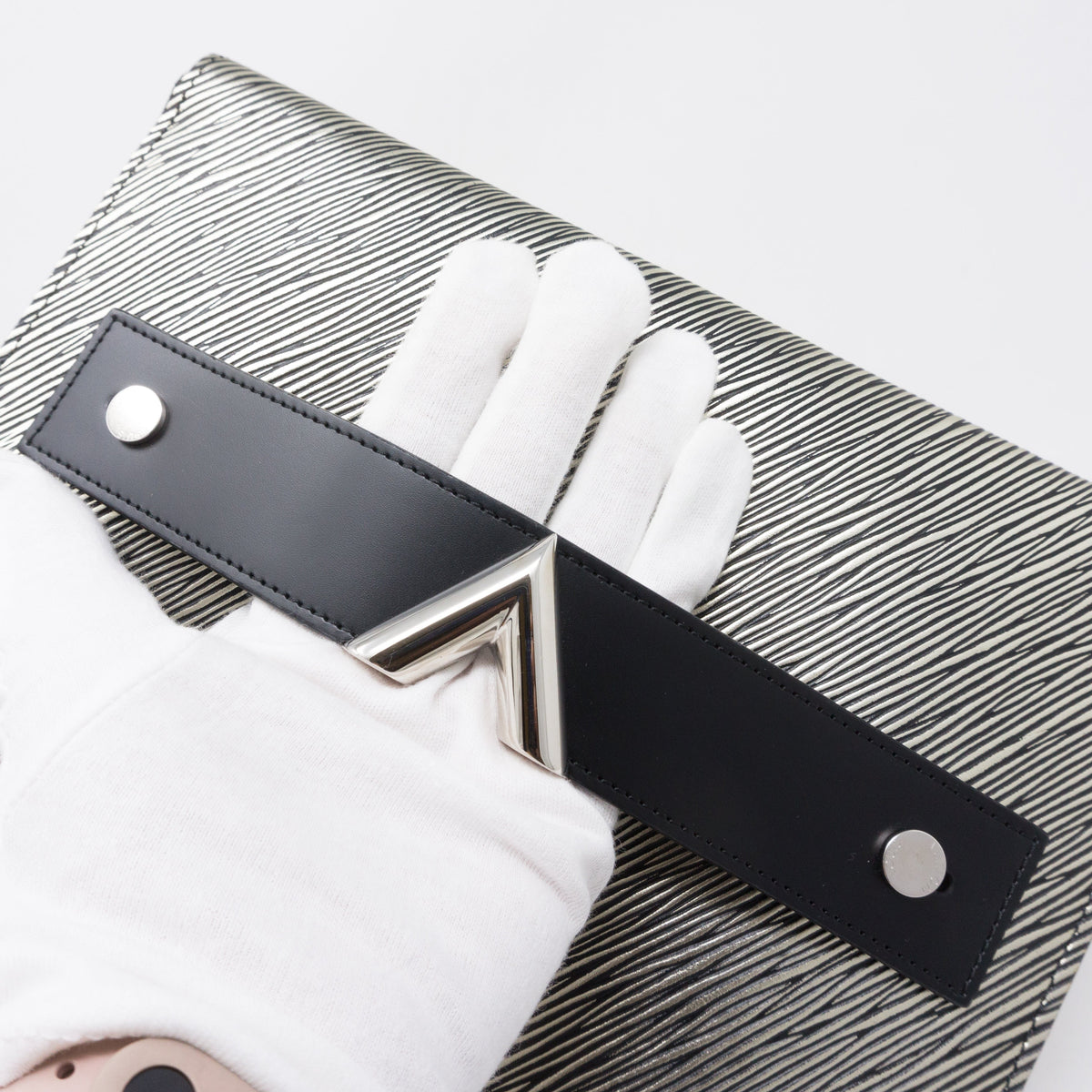 Louis-vuitton Essentials V Pochette Platine Epi Leather