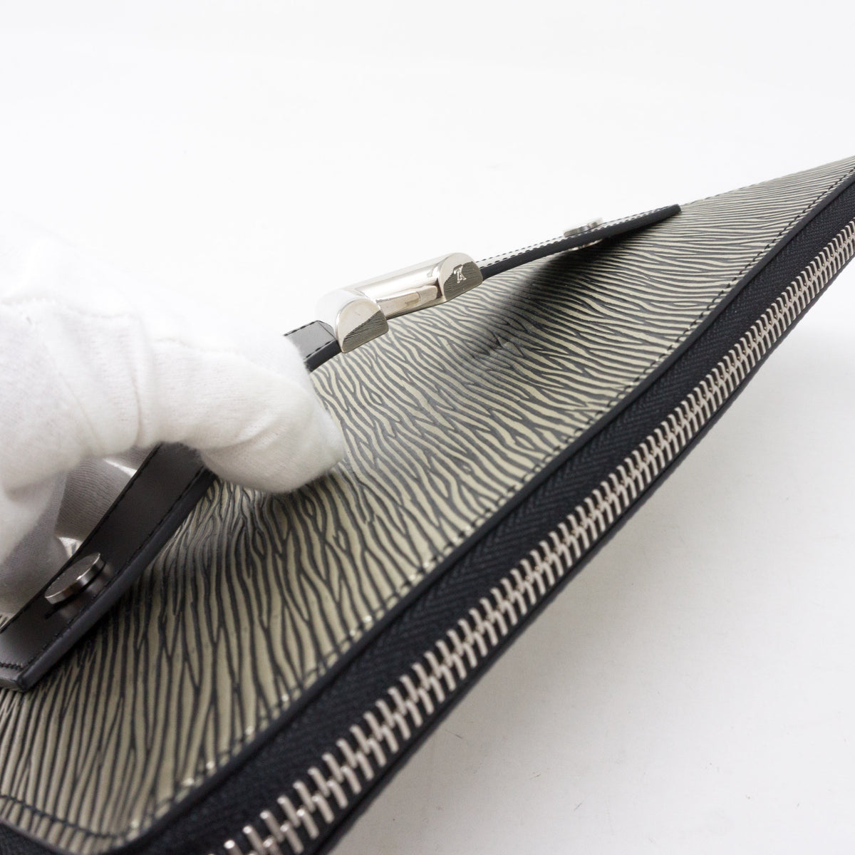 Louis-vuitton Essentials V Pochette Platine Epi Leather