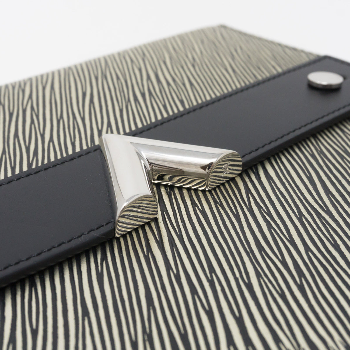 Louis-vuitton Essentials V Pochette Platine Epi Leather