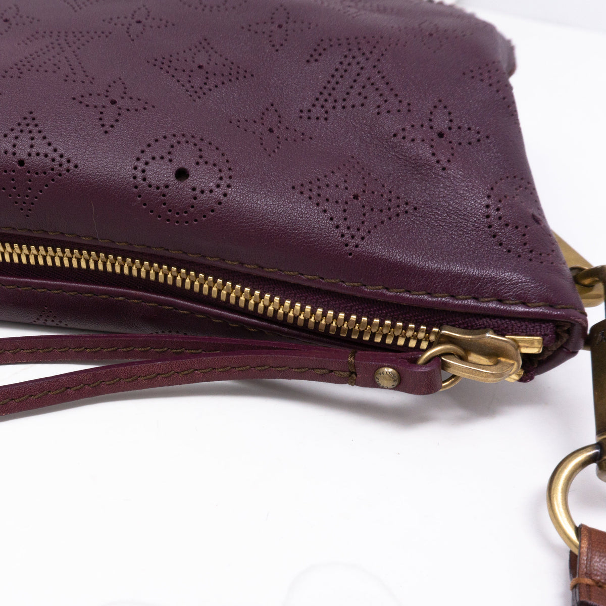 Louis-vuitton Pochette Onatah Mahina Leather Aubergine
