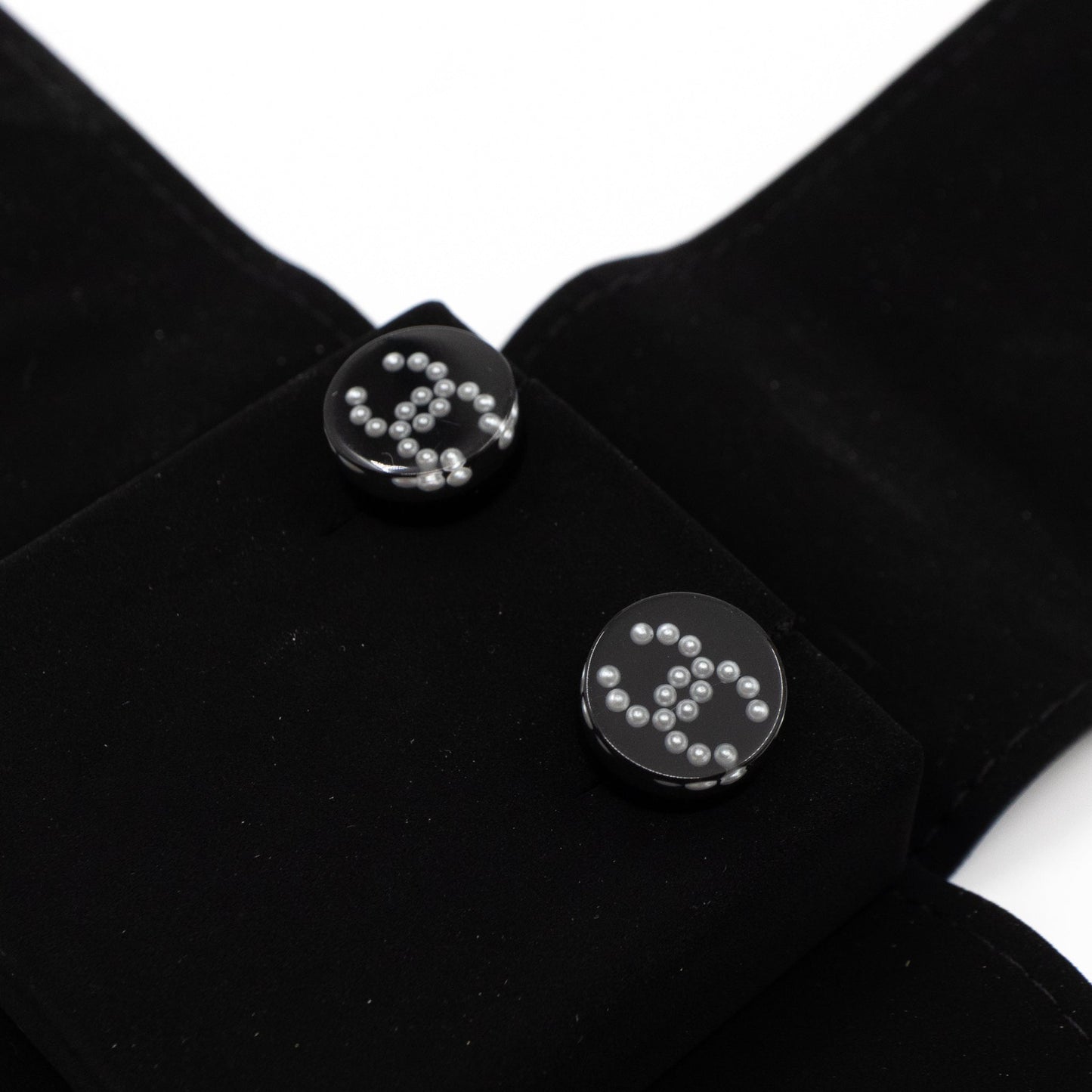 CC Round Earrings Black Pearl