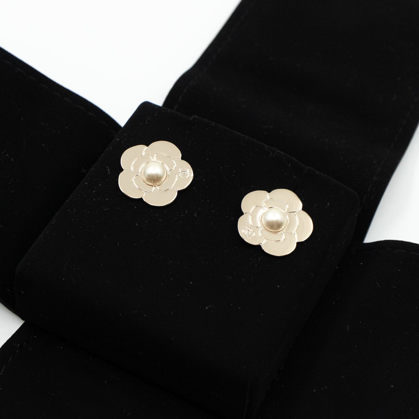 Camellia Pearl Earrings Light Gold