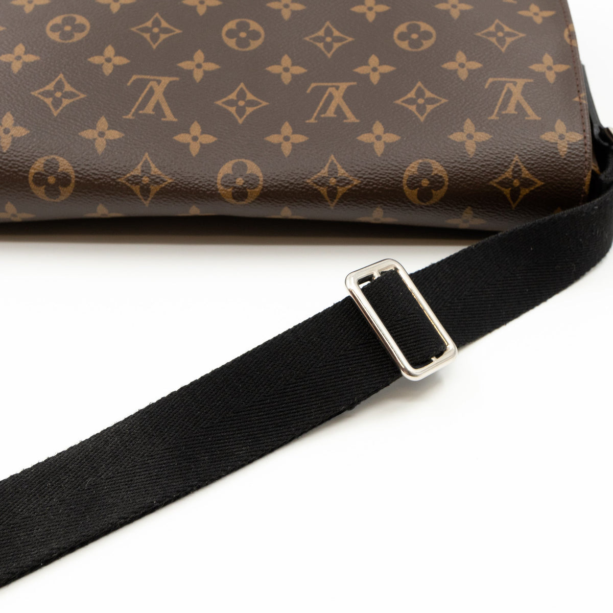 Louis-vuitton District MM Monogram Macassar