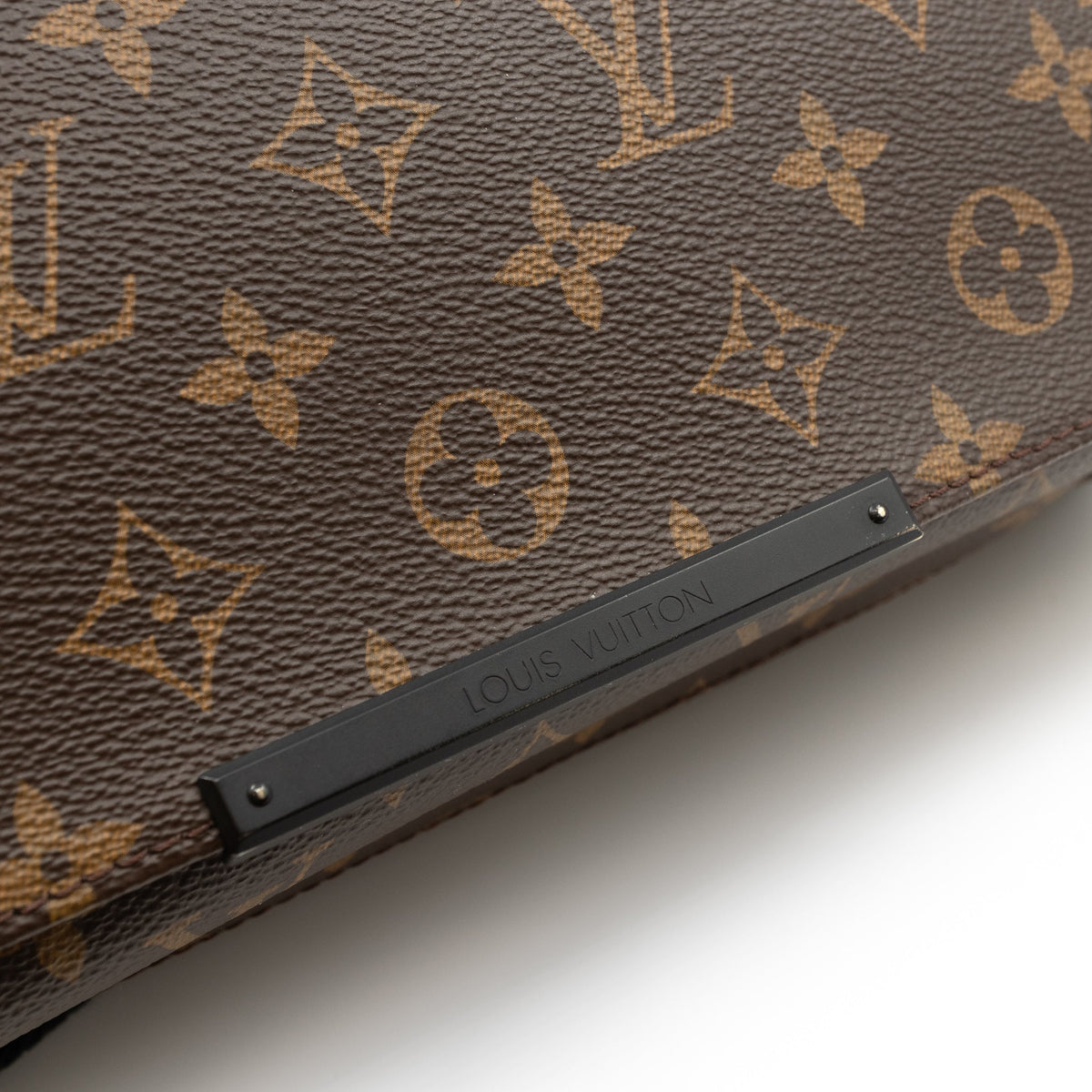 Louis-vuitton District MM Monogram Macassar