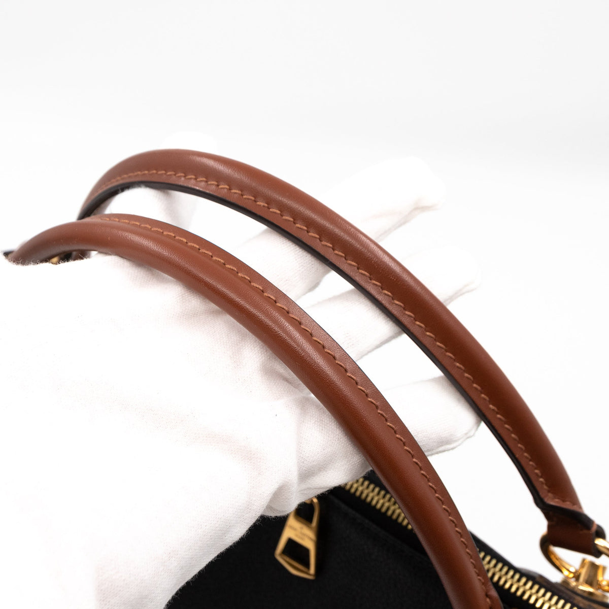 Louis-vuitton V Tote MM Monogram Noir Caramel