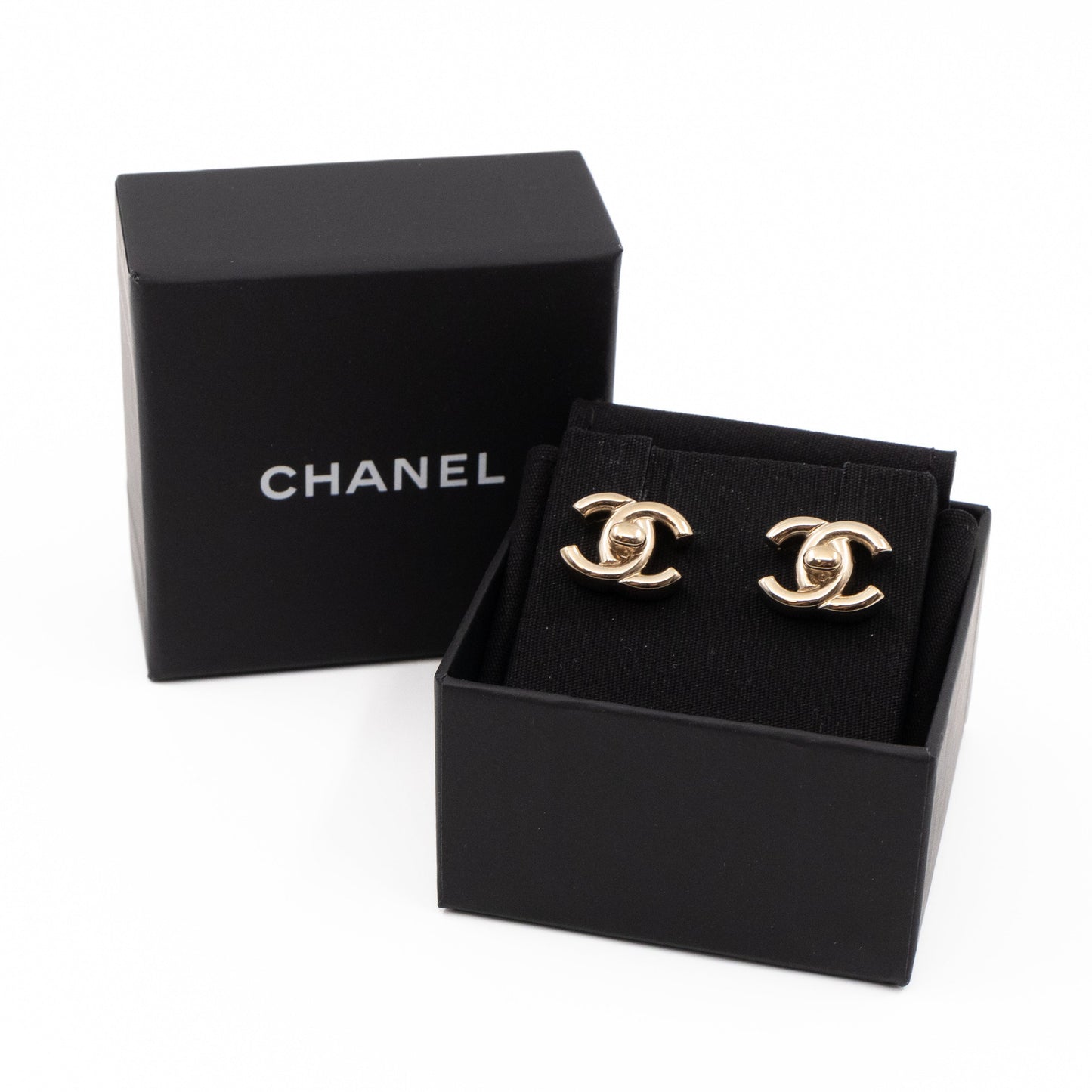 CC Turn-Lock Earrings Light Gold