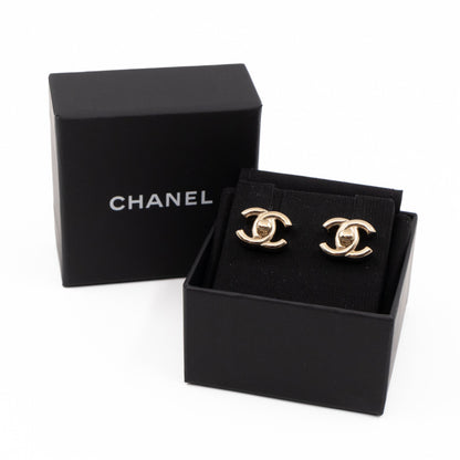 CC Turn-Lock Earrings Light Gold
