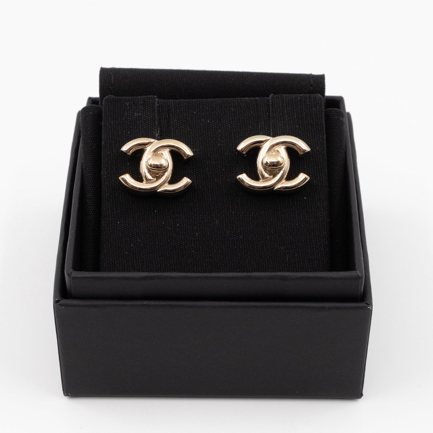 CC Turn-Lock Earrings Light Gold