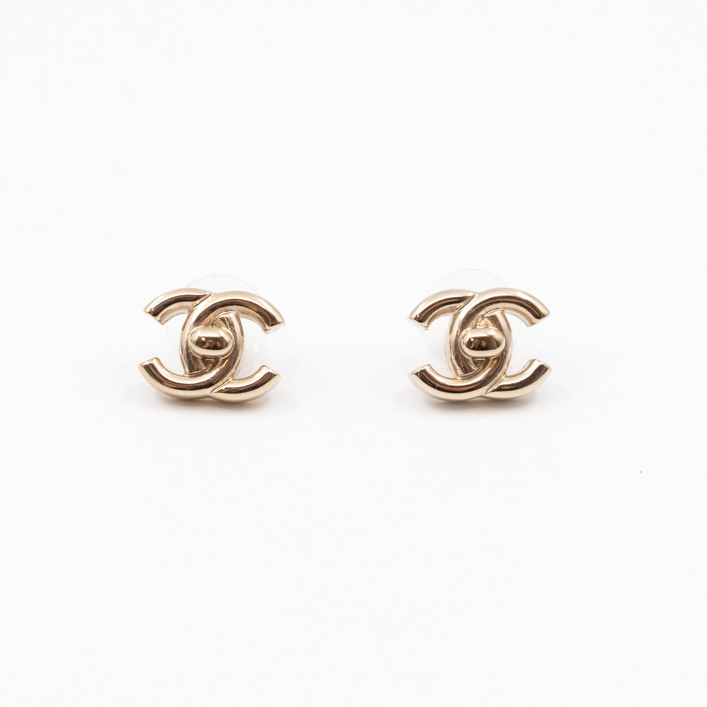 CC Turn-Lock Earrings Light Gold