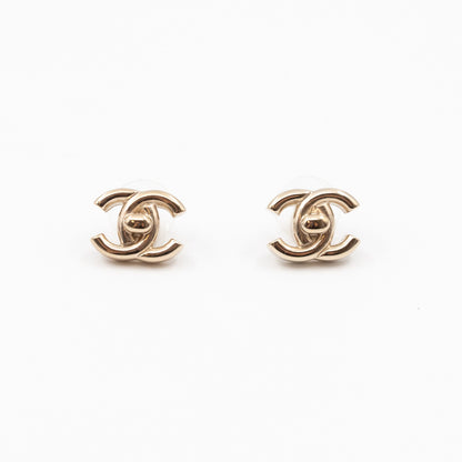 CC Turn-Lock Earrings Light Gold