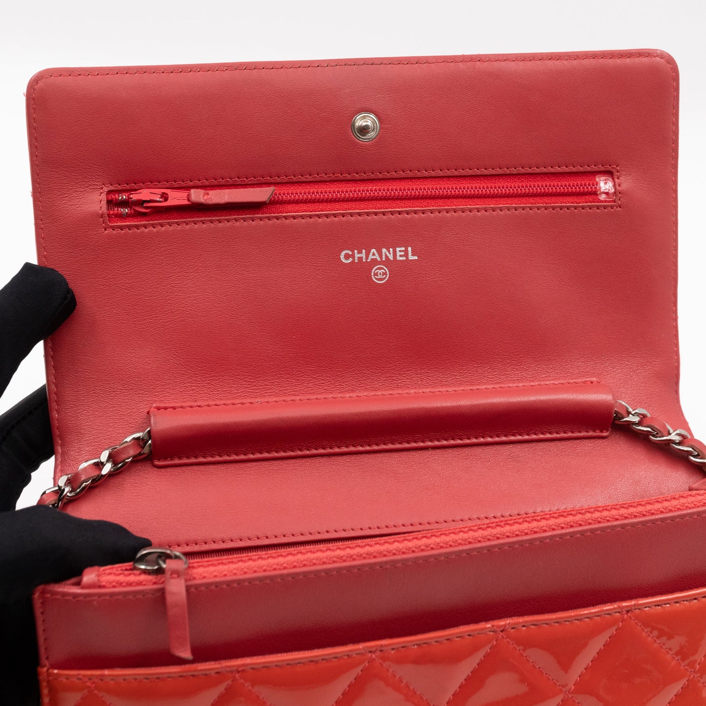 Classic Wallet on Chain Coral Pink Patent Leather