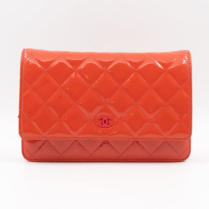 Classic Wallet on Chain Coral Pink Patent Leather