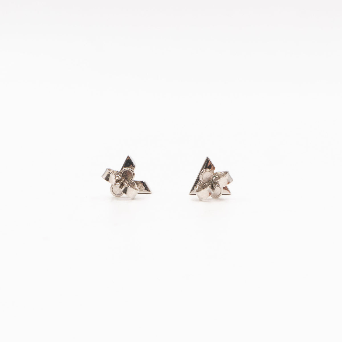 Essential V Studs Earrings Silver