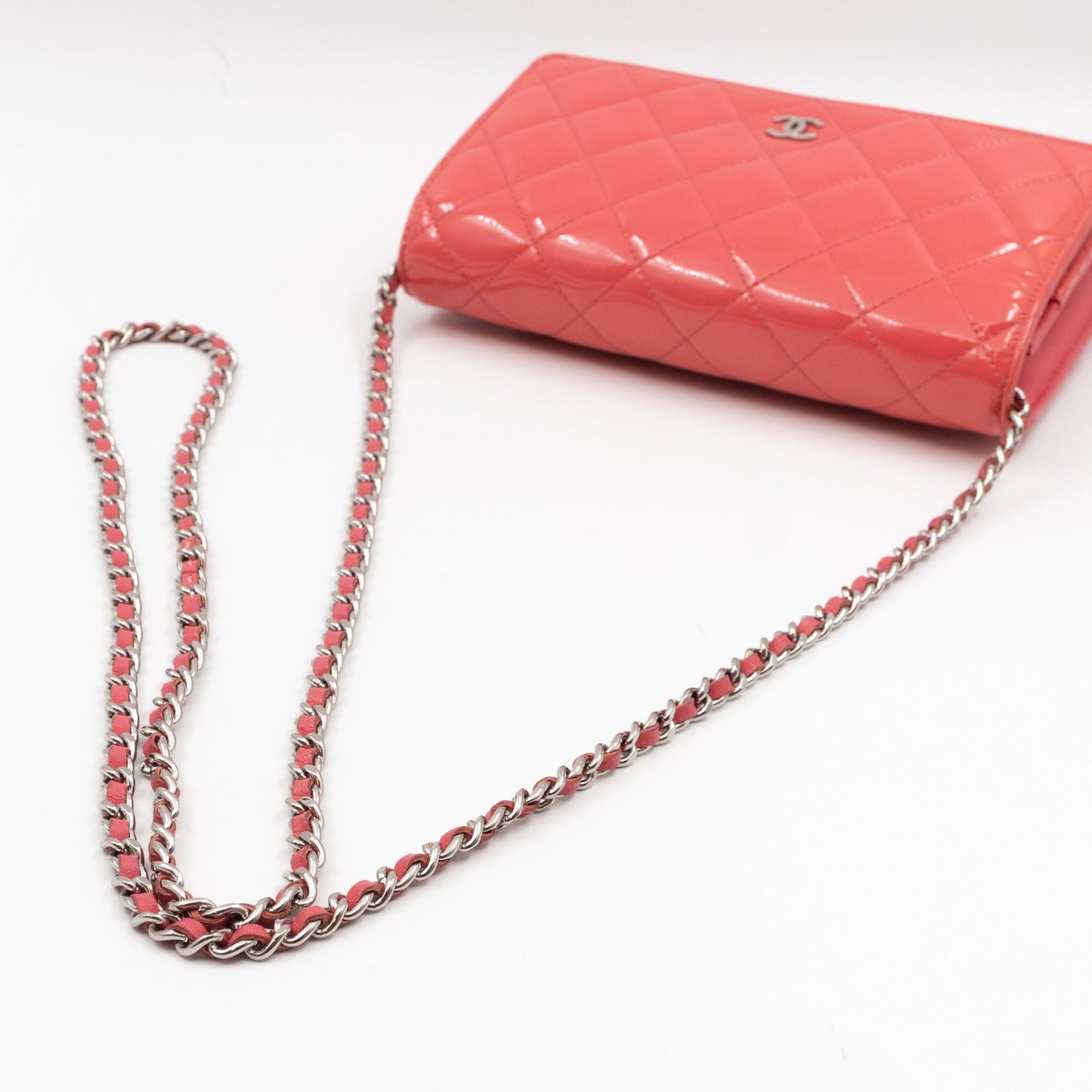 Classic Wallet on Chain Coral Patent Leather