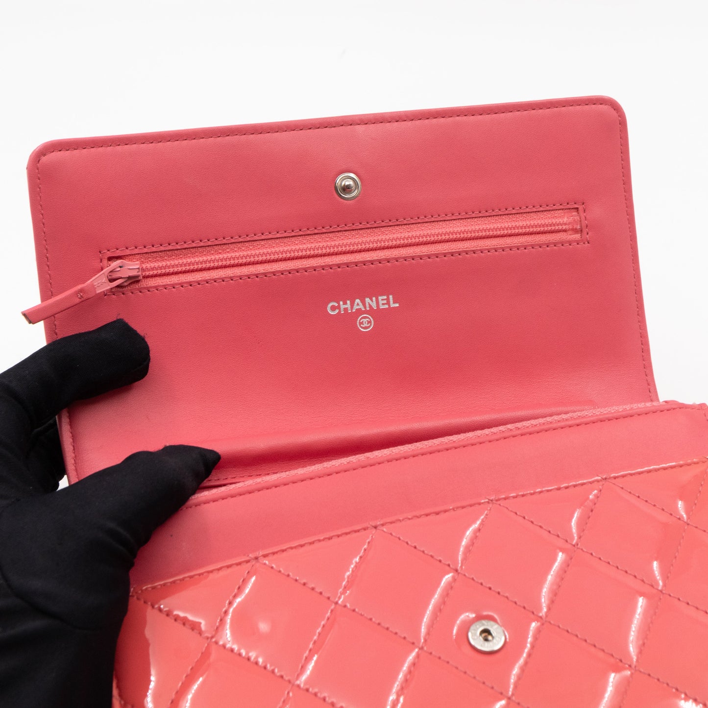 Classic Wallet on Chain Coral Patent Leather