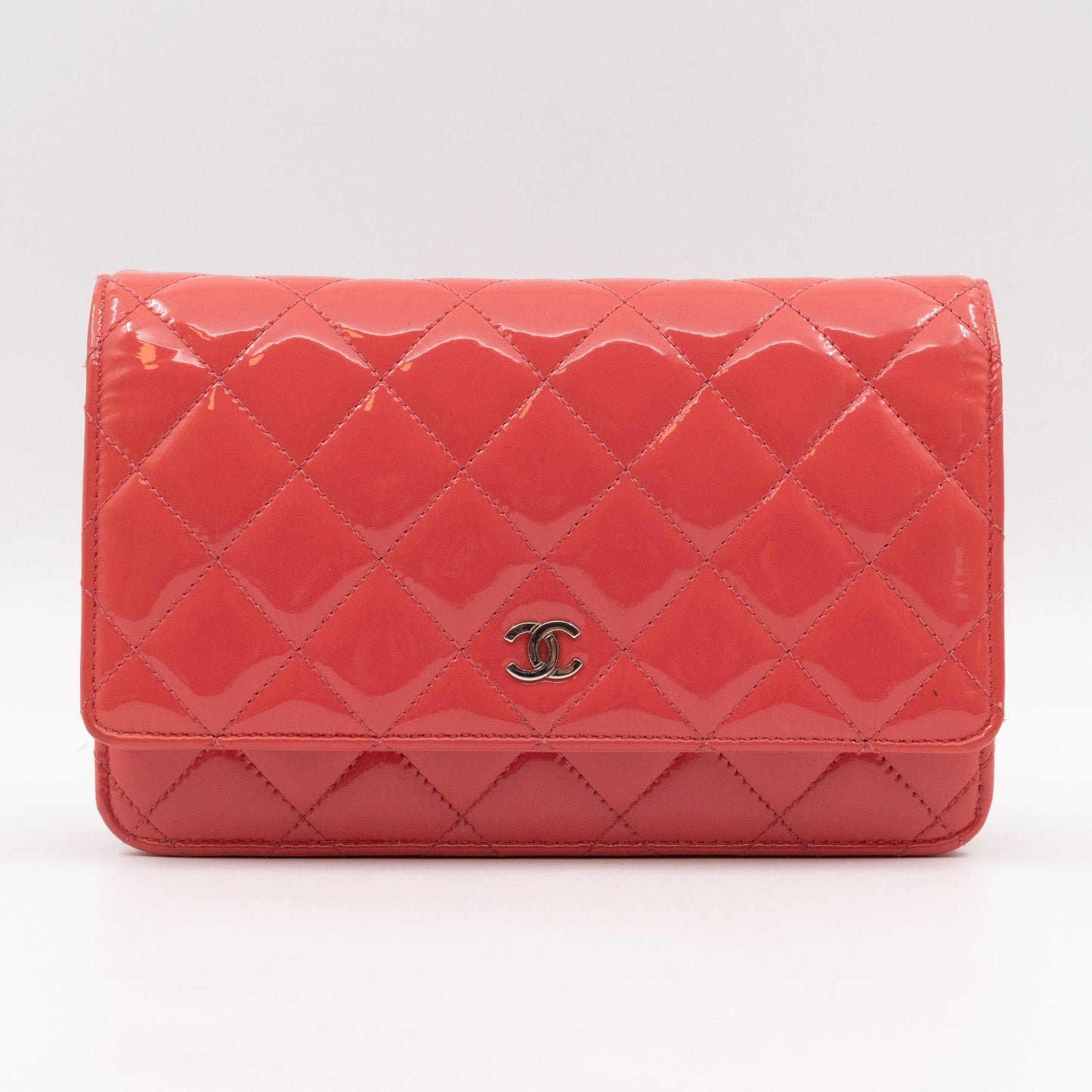 Classic Wallet on Chain Coral Patent Leather