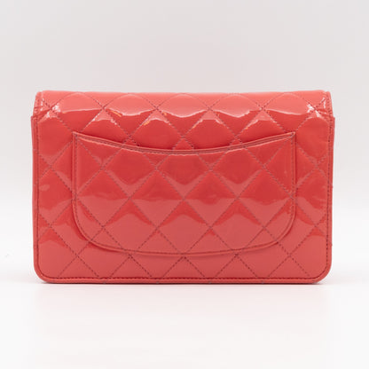 Classic Wallet on Chain Coral Patent Leather