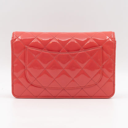 Classic Wallet on Chain Coral Patent Leather