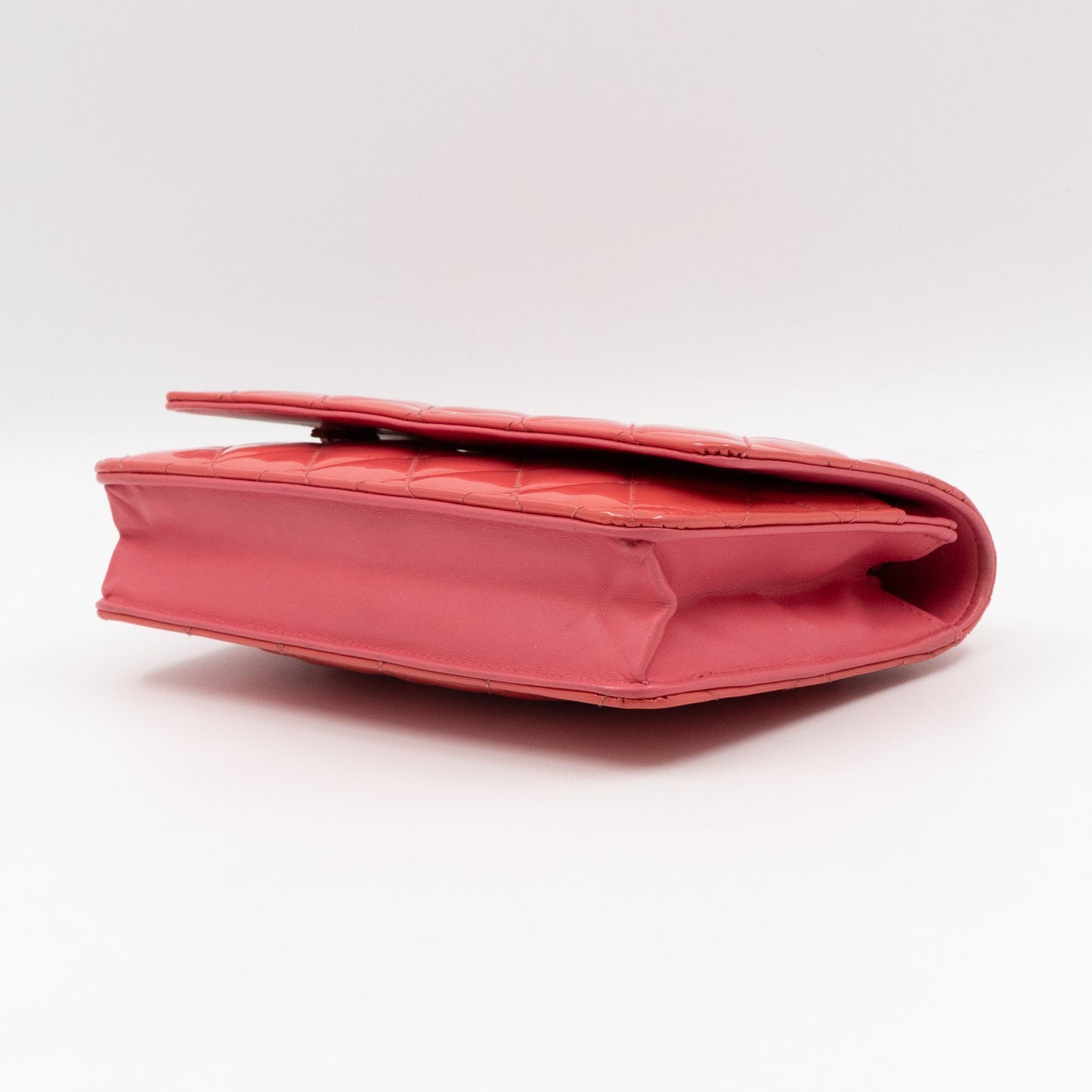 Classic Wallet on Chain Coral Patent Leather