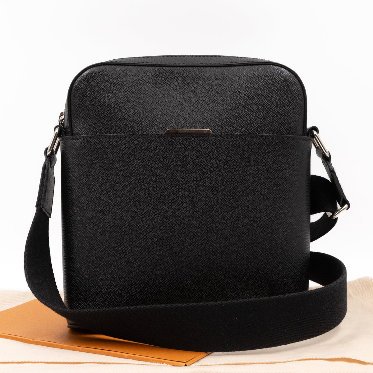 Louis-vuitton Anton Pochette Black Taiga Leather