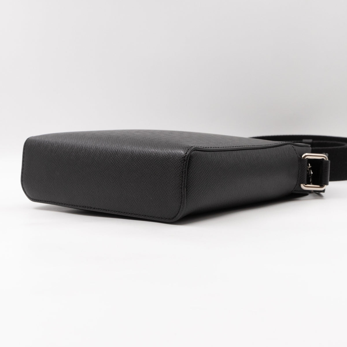 Louis-vuitton Anton Pochette Black Taiga Leather