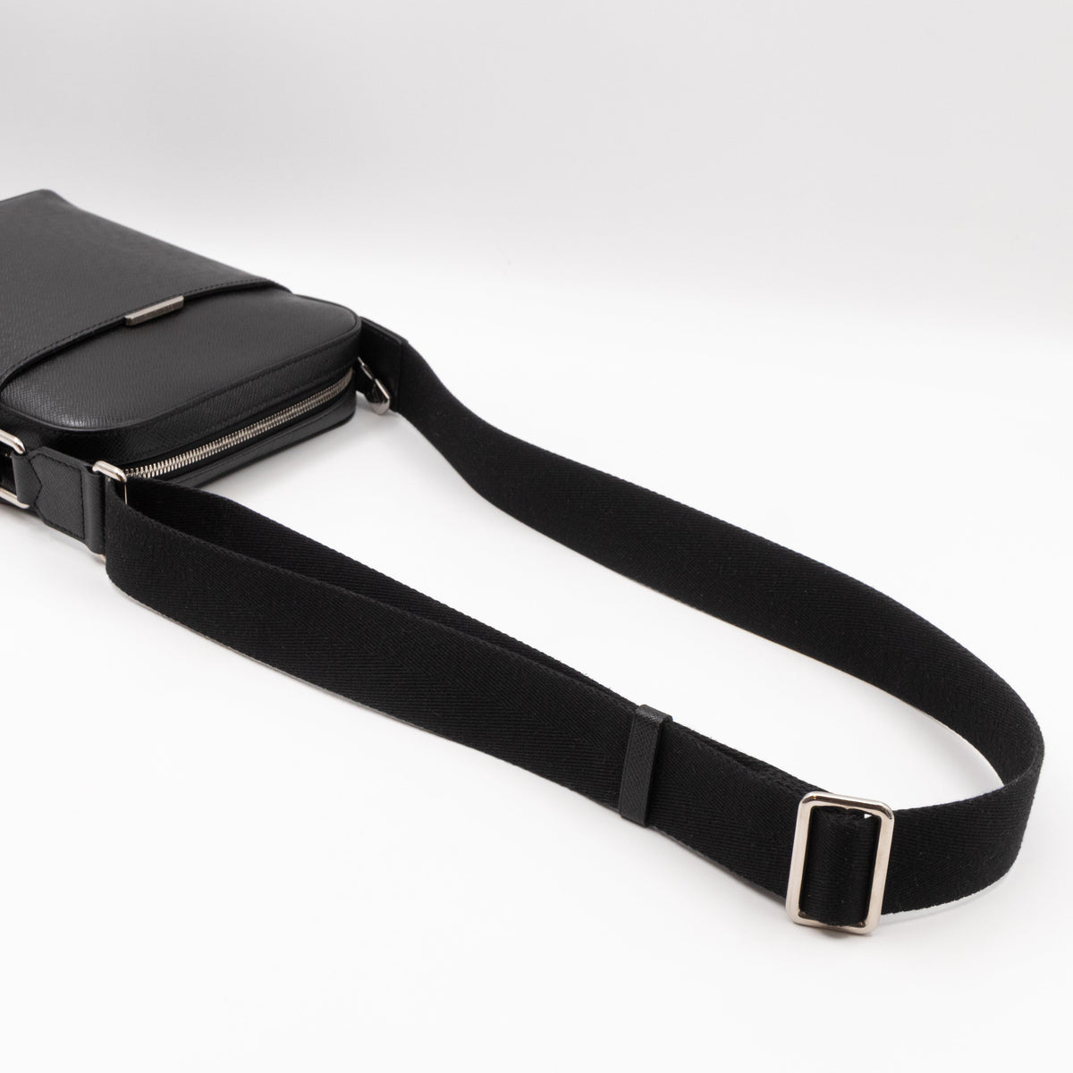 Louis-vuitton Anton Pochette Black Taiga Leather