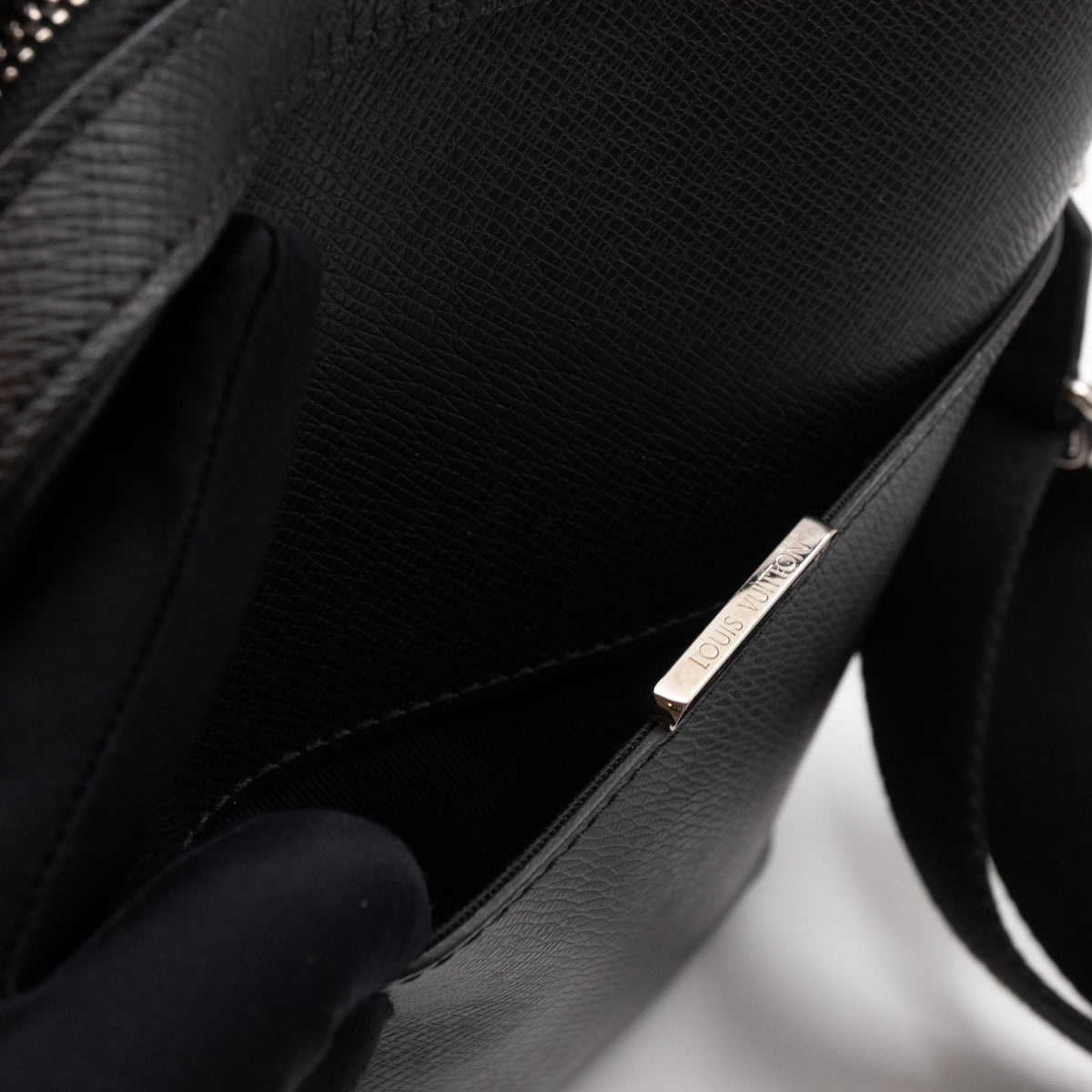Louis-vuitton Anton Pochette Black Taiga Leather
