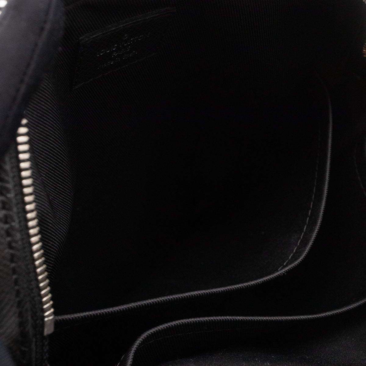 Louis-vuitton Anton Pochette Black Taiga Leather