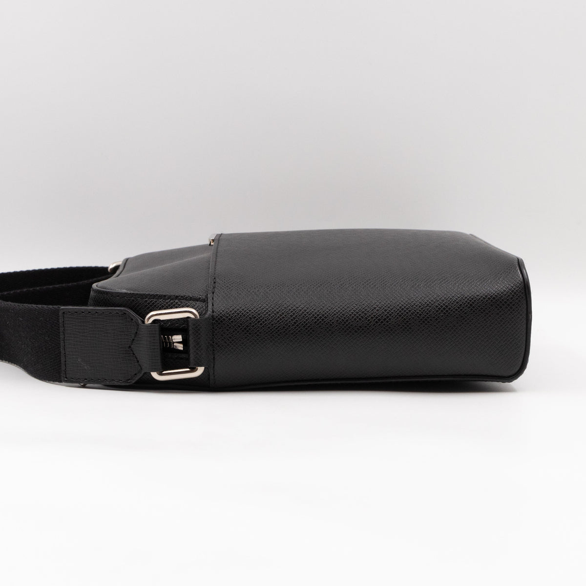 Louis-vuitton Anton Pochette Black Taiga Leather