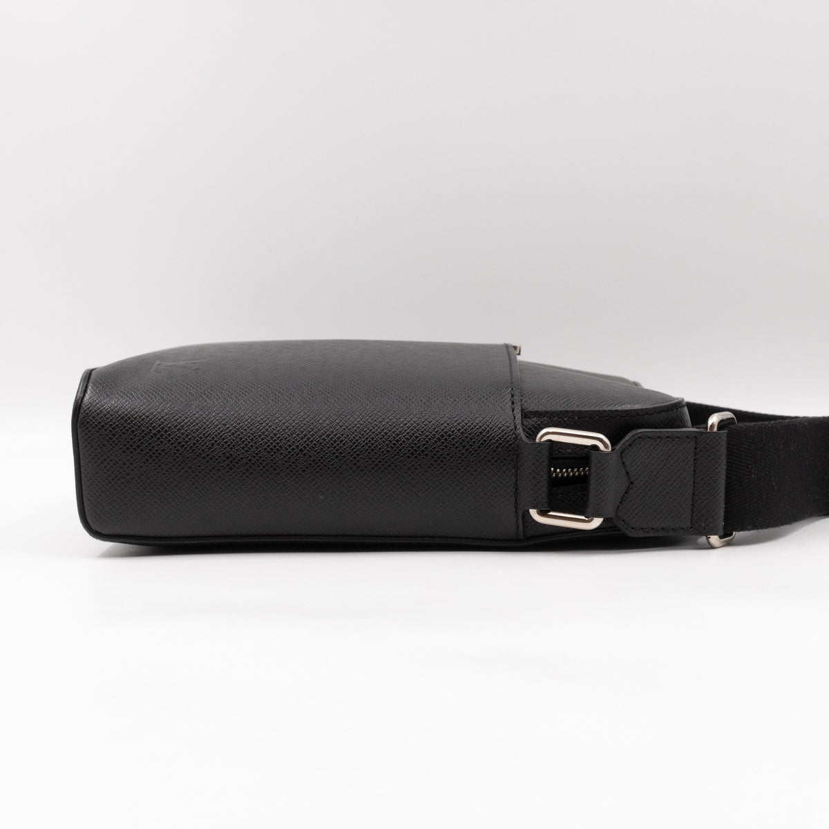 Louis-vuitton Anton Pochette Black Taiga Leather
