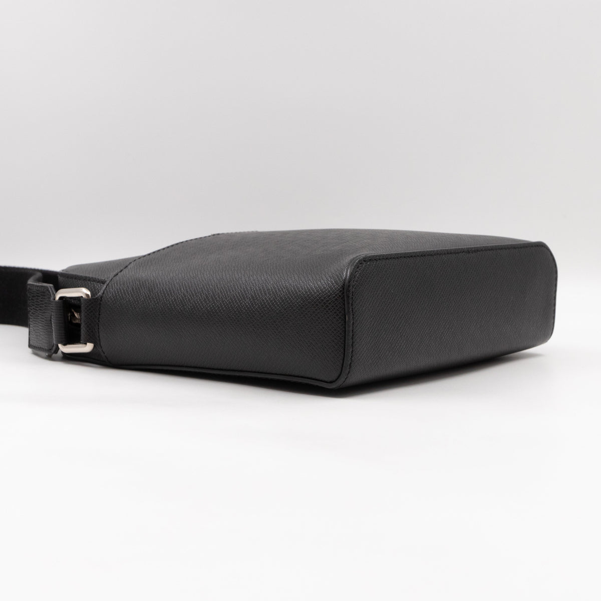 Louis-vuitton Anton Pochette Black Taiga Leather