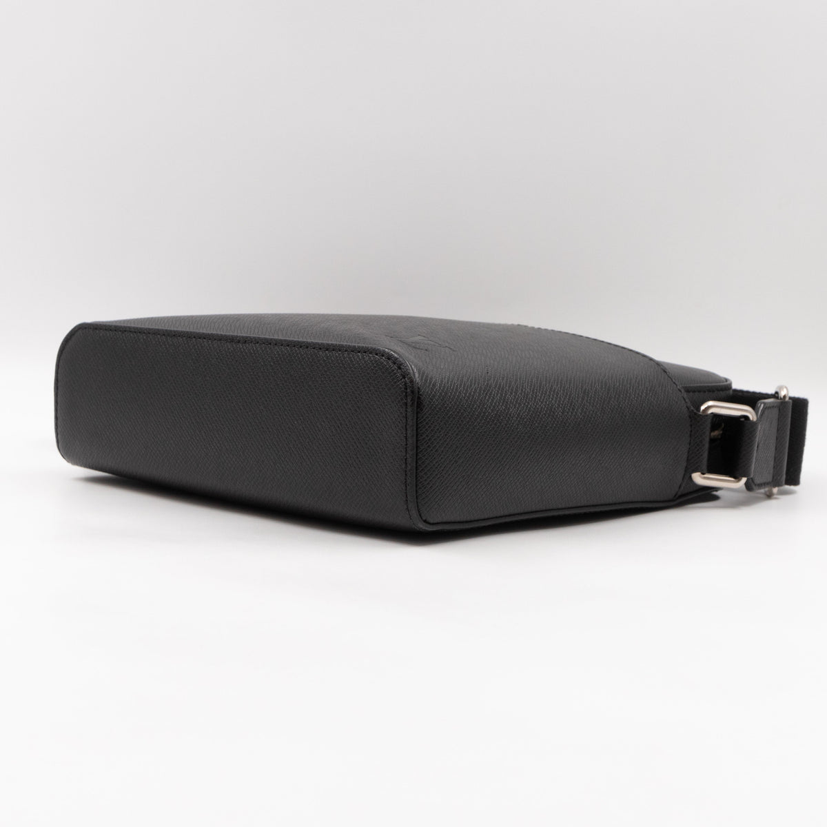 Louis-vuitton Anton Pochette Black Taiga Leather