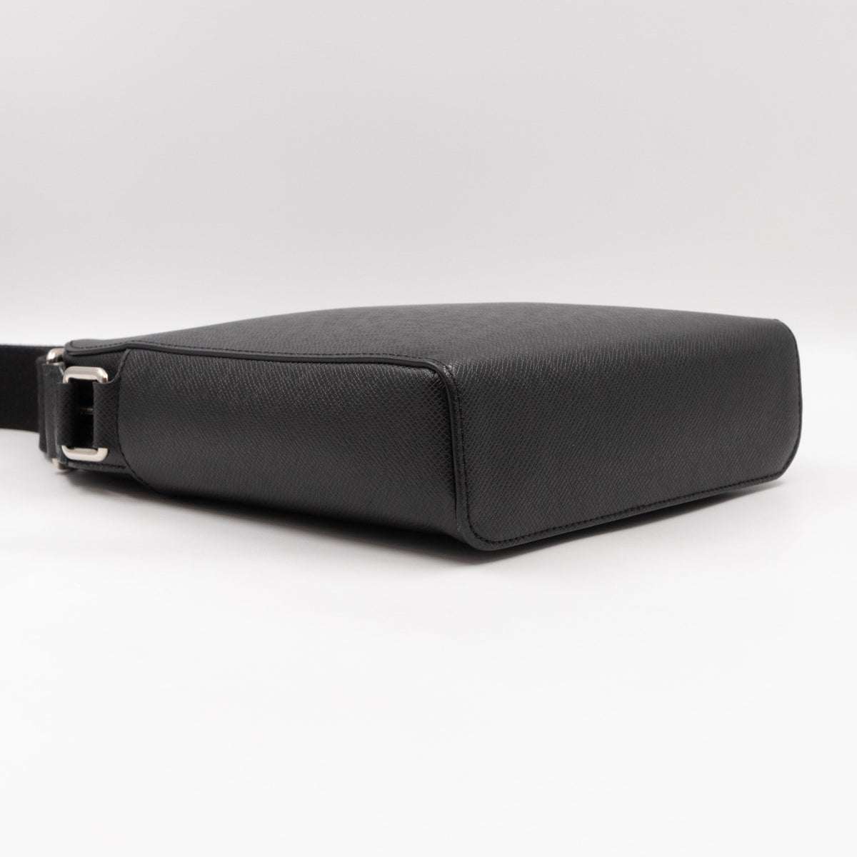 Louis-vuitton Anton Pochette Black Taiga Leather