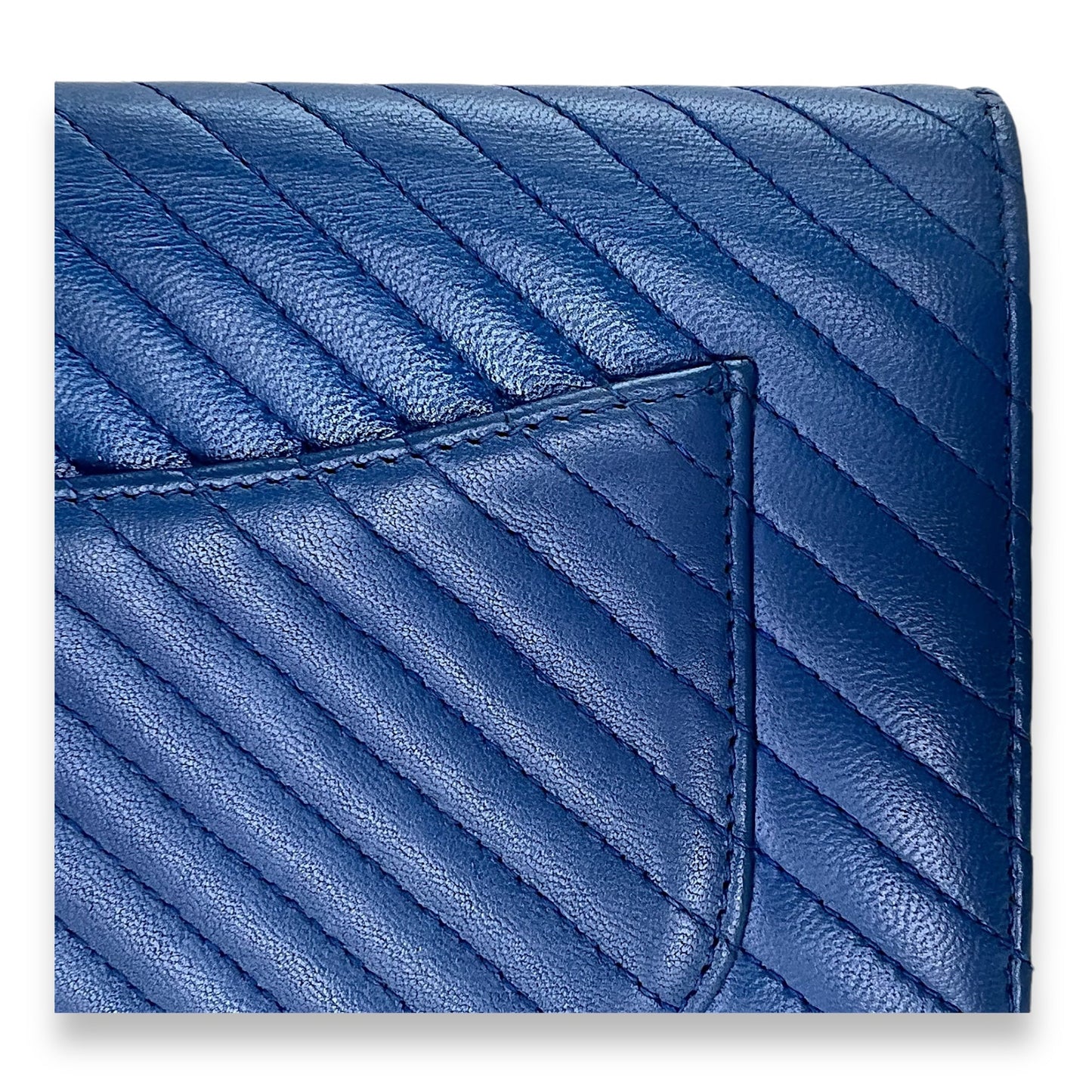 Classic Chevron Blue Wallet on Chain in Lambskin, Silver hardware