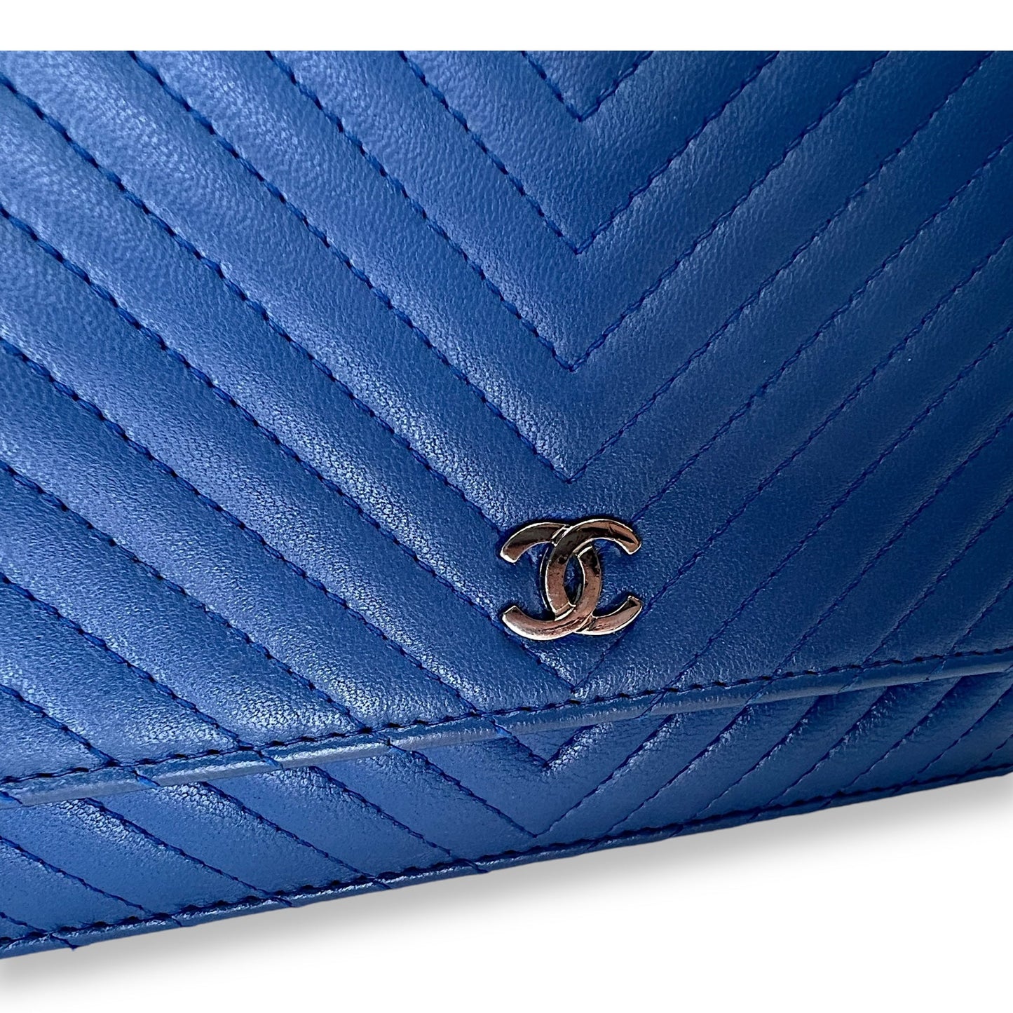 Classic Chevron Blue Wallet on Chain in Lambskin, Silver hardware