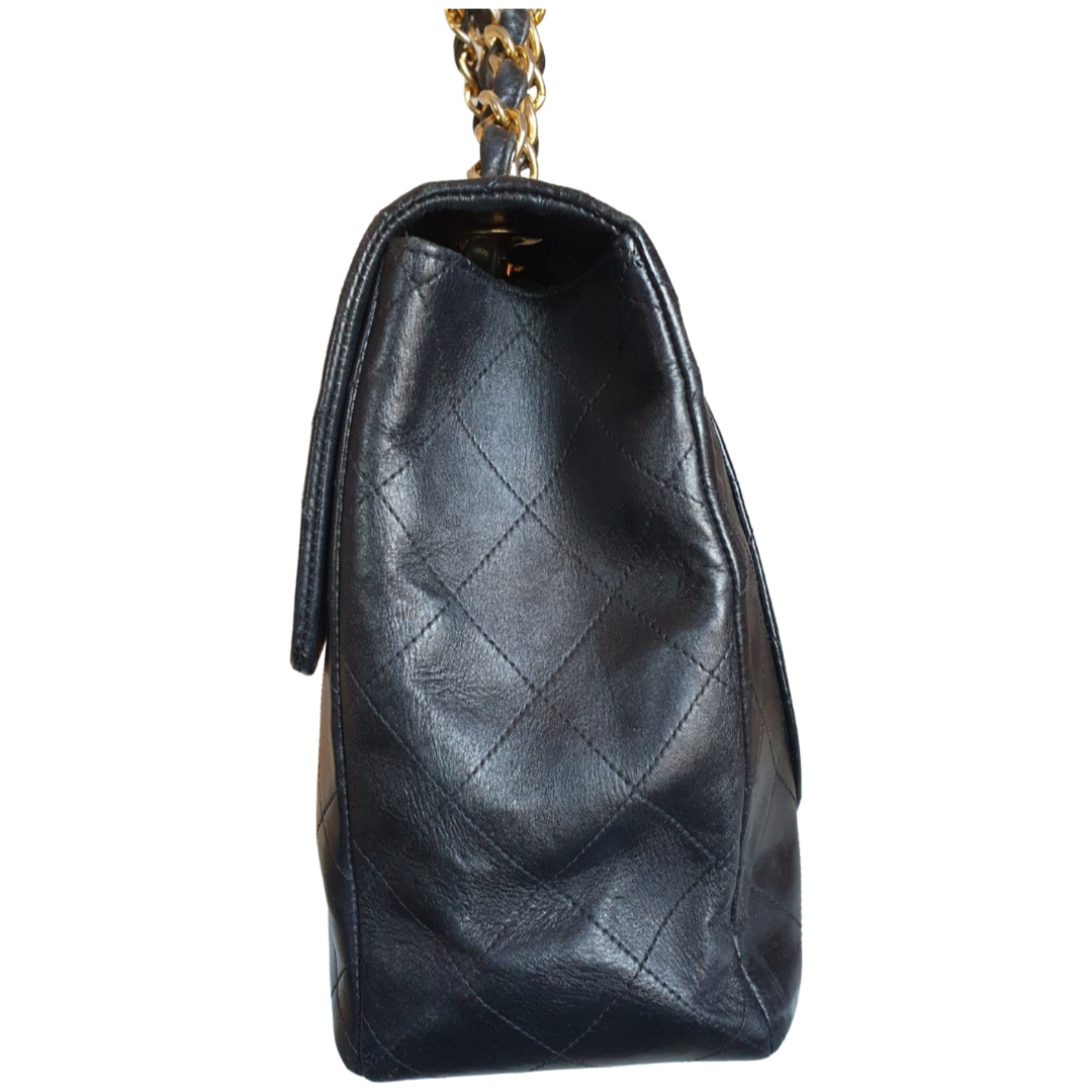 CHANEL  timeless classic jumbo vintage flap Crossbody bag
