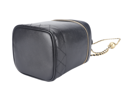 CHANEL VINTAGE VANITY CASE (411xxxx) BLACK LAMBSKIN LEATHER GOLD HARDWARE WITH THIRD PARTY CHAIN, COMPARTMENT AND