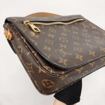 Louis-Vuitton Pochette Metis Leather Monogram