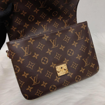 Louis-Vuitton Pochette Metis Leather Monogram