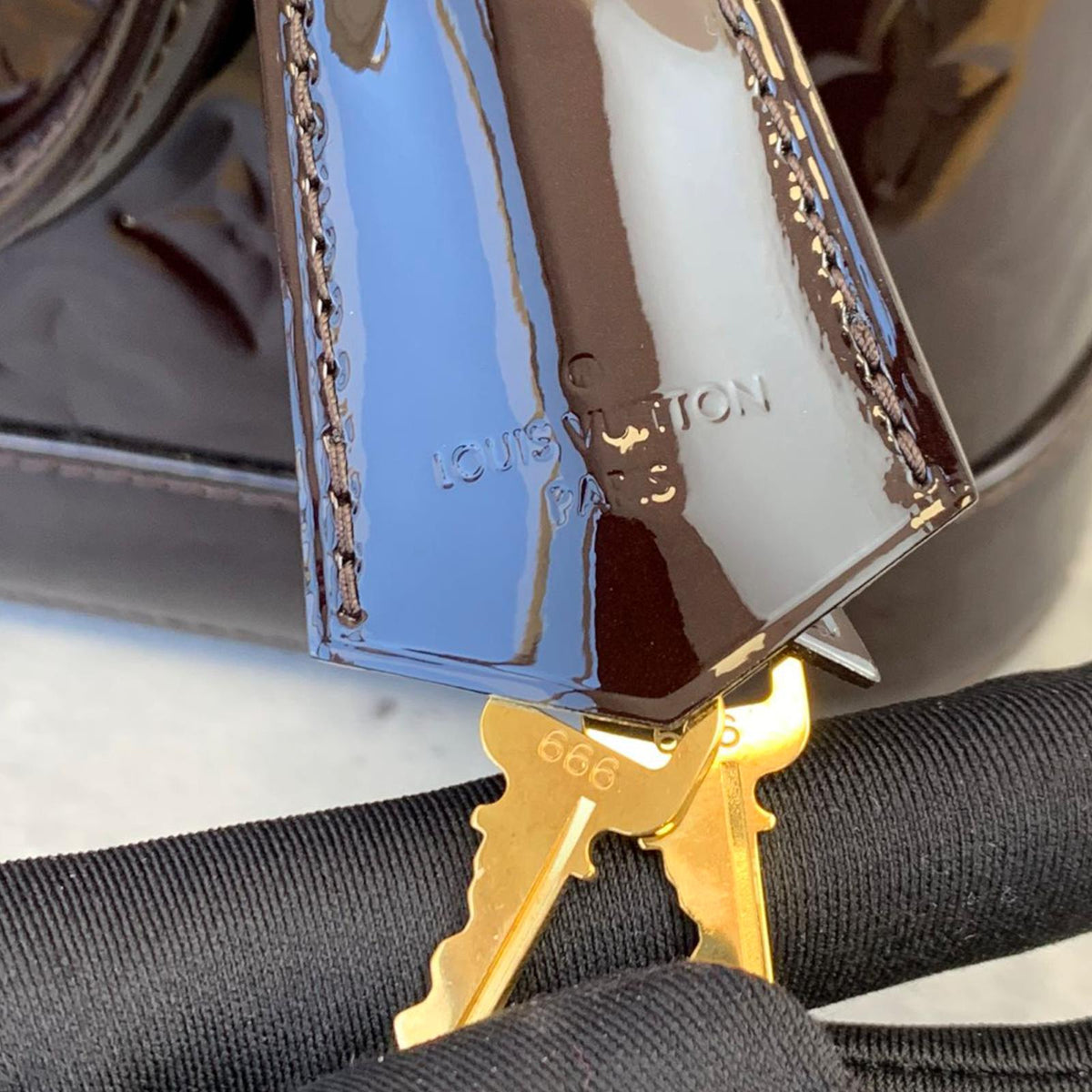 Louis-Vuitton Alma BB Vernis Leather Amarante GHW