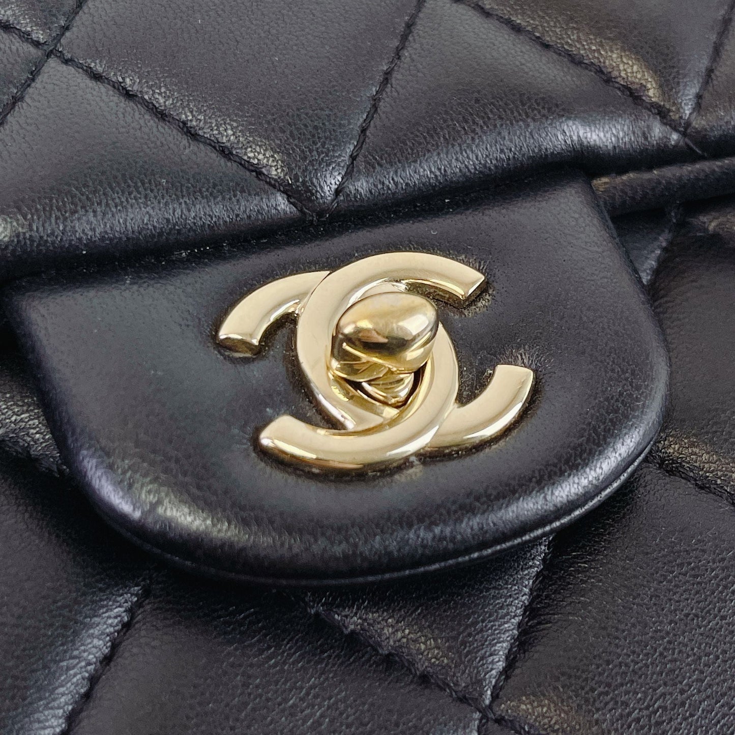 Pearl Logo Chain Small Lambskin Black GHW