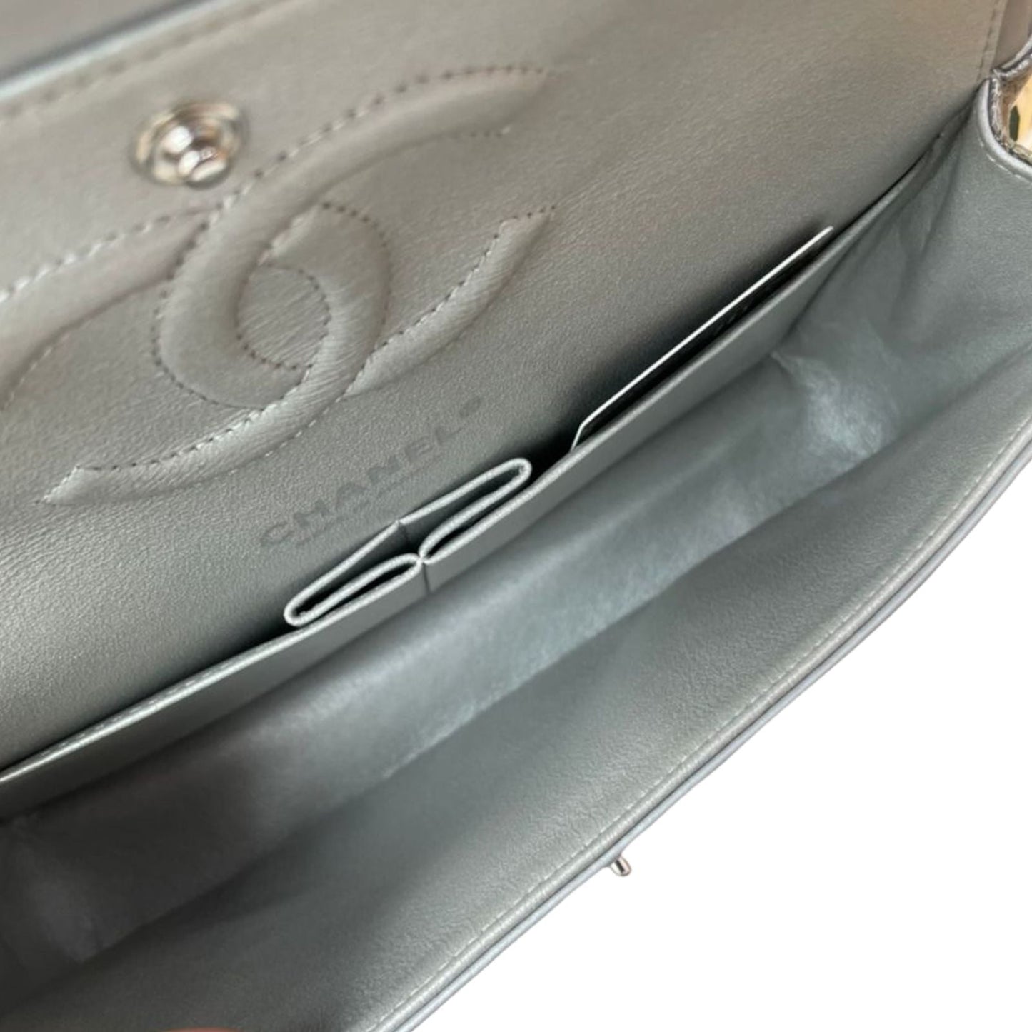 Chevron Double Flap Medium Crumpled Calfskin Silver SHW