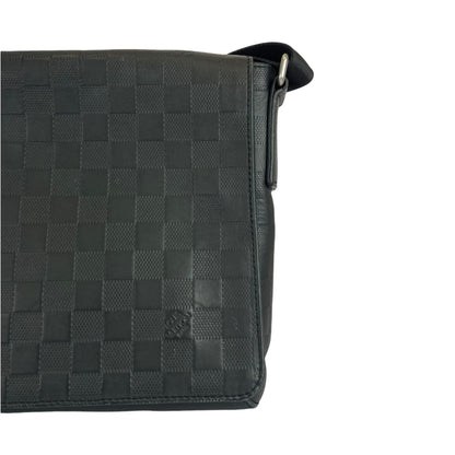 Louis-Vuitton District PM Damier Infini Black SHW