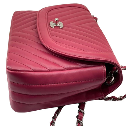 Medium Classic Round CC Flap Chevron Lambskin Red SHW